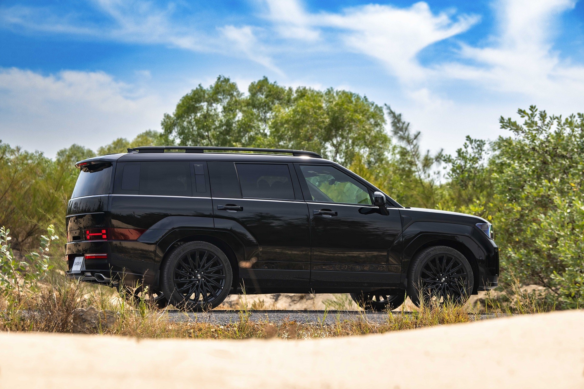 /saigoncms/files/images/Hyundai-Santafe-Black-4.jpg
